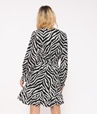 Robe ceinturée zébrée