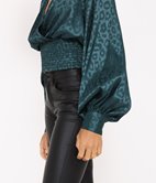 Top avec smocks satiné léopard